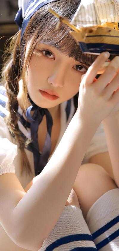 被罚站在客厅不准吃东西